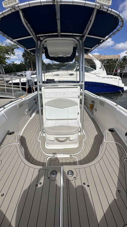 Robalo R222 Center Console