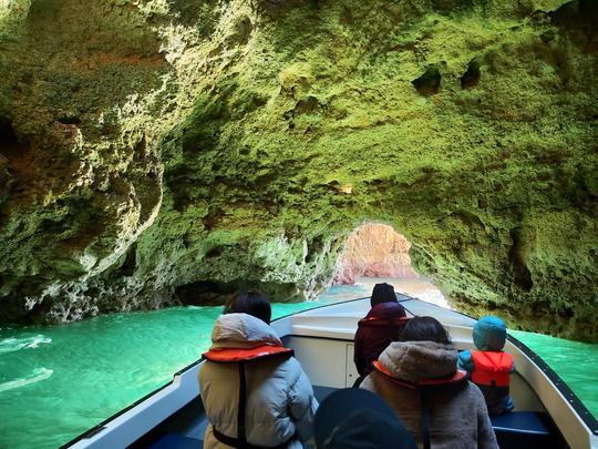 Passeio privado de barco pelas cavernas da Ponta da Piedade em Lagos, Algarve com guia local