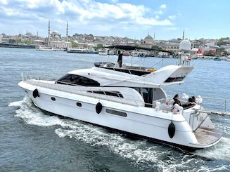 Profitez d'un yacht à moteur de luxe de classe VIP