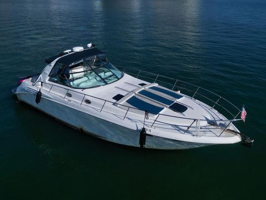 ¡Disfrute de Miami en el yate a motor Sundancer de 44 pies!