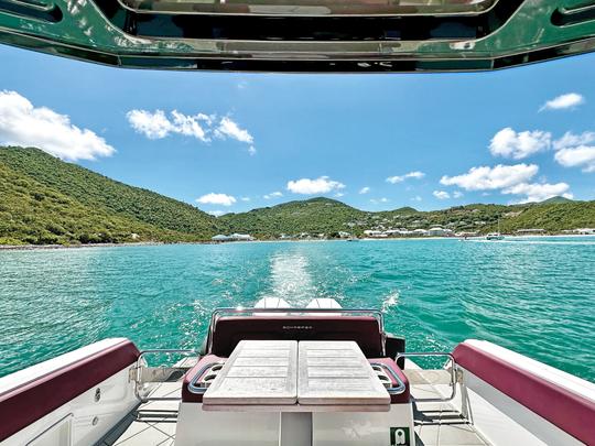 Location d'un bateau à moteur de luxe SCHAEFER V33 de 34 pieds au départ et à destination de Saint-Barthélemy 