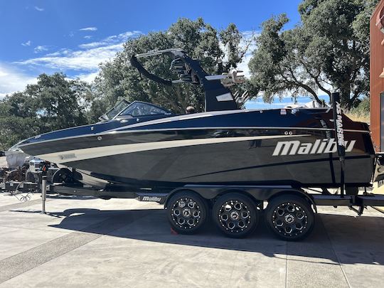 Barco fretado avaliado em #1! Surfe no Dragão em um barco de wake/surf M235 de Malibu.