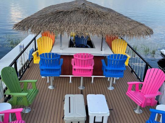 Ideal para grupos maiores de até 12 pessoas, Tiki Pontoon inspirado em Margaritaville