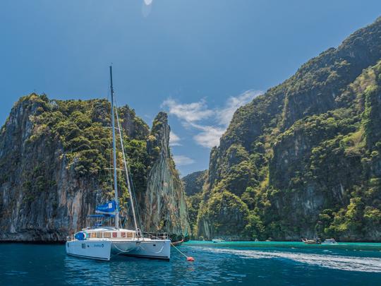 Experience the Freedom: Catamaran Charter - LAGOON440