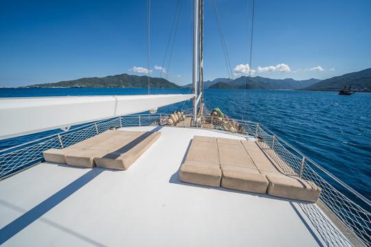 Goleta de crucero con 4 cabinas de 22 m para 10 personas