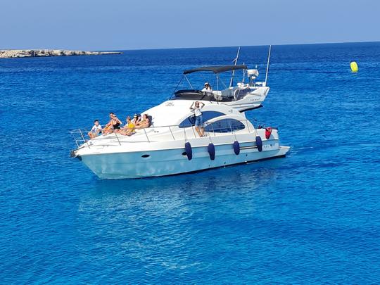 Explore a costa de Ayia Napa e a Lagoa Azul em grande estilo com o Azimut 42