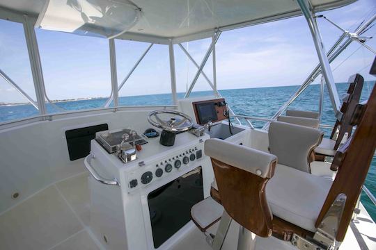 Oferta de pesca! Reserve agora! Iate 44' Hatteras para Alugar em Cancún, México.