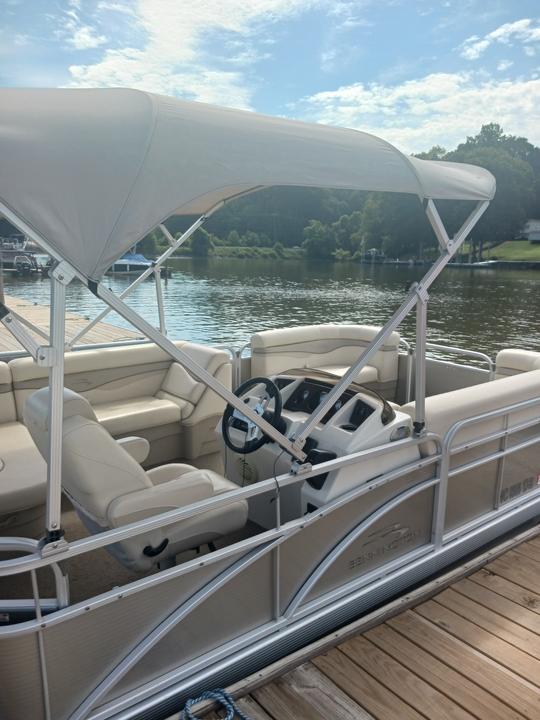 20ft Bennington Pontoon for rent on Lake Norman, NC