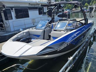 Lake Cumberland Adventure: Surf, Tube, & Relax on our 24' Moomba Spacious Boat 