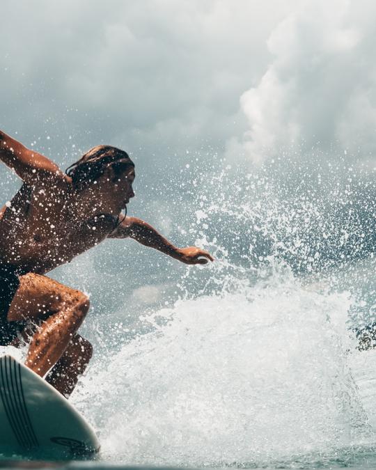 Surfeando en Bentota, Sri Lanka