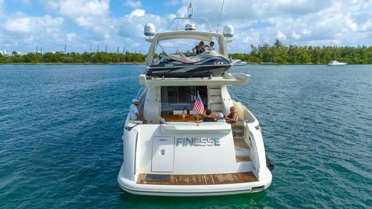 ¡Hermoso yate Azimut de 70 pies con 2 motos de agua incluidas en Miami para hasta 13 huéspedes!