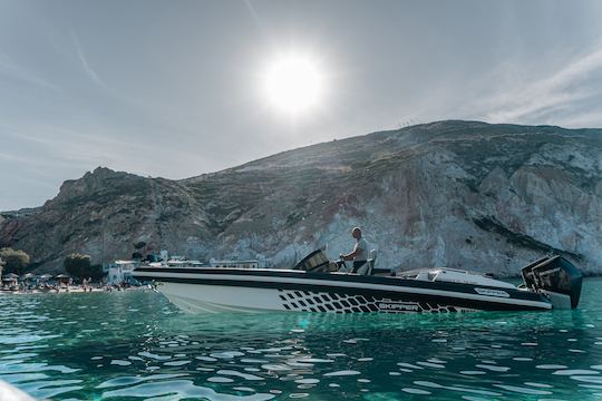 Tour de 2 horas al atardecer por la isla de Milos en Skipper 4x90 'Navigatus IV'