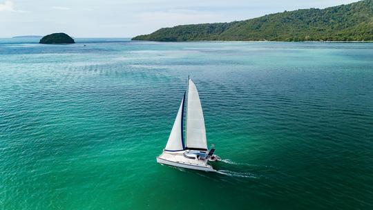 Catamarán de vela «Amadeus» en Phuket, Tailandia