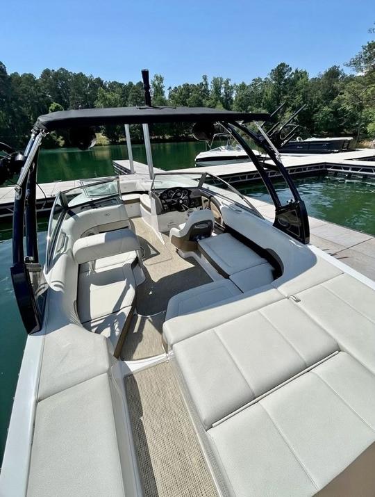 Alquiler de un lujoso barco Cobalt 220S: ¡navegue con estilo!