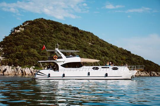 Yacht à moteur Antalaya Turquoise 60 pour 26 personnes