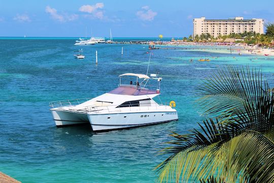 Catamarán a motor de 42 pies para familia o grupo en Cancún #GMBCAT42MOTOR