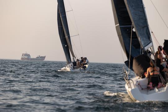 Experiência única de navegação em iates à vela com velas pretas