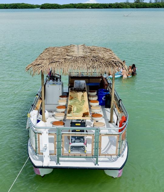 Aventura de barco Tiki de 26 pés para 18 passageiros em Destin — Crab Island Adventure