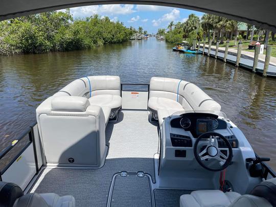 Furacão FunDeck (2022) 243 com 150 HP Yamaha, barra de reboque em Cape Coral