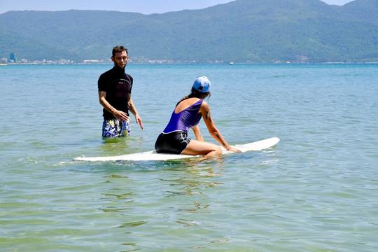 Clase privada de surf en la playa de My Khe