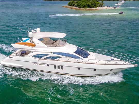 Disfrute de Miami en el lujoso yate a motor Azimut Flybridge de 65 pies