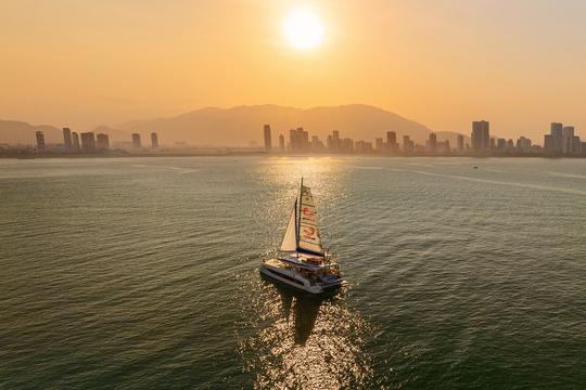 Escapade en bateau au coucher du soleil dans la baie de Nha Trang, Vietnam