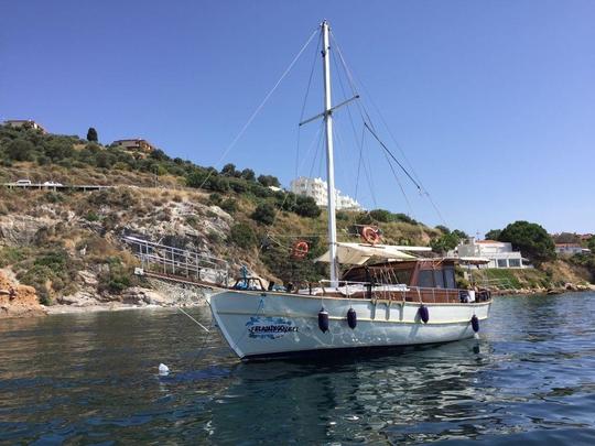 KUSADASI  PRIVATE BOAT CHARTER 'HİRA MİNA '13 PERSON.