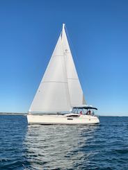 Venga a navegar por Newport, la bahía de Narragansett y más allá con el Jeanneau Sun Odyssey de 15 metros