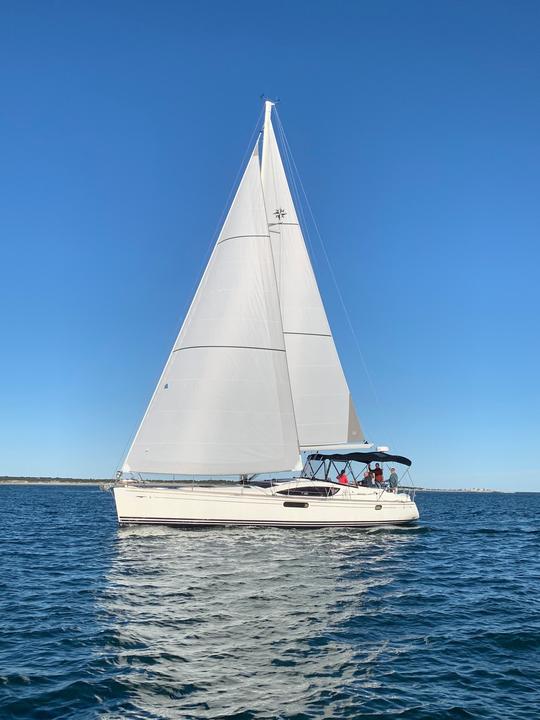 Naviguez à Newport, dans la baie de Narragansett et au-delà avec un Jeanneau Sun Odyssey de 50 pieds