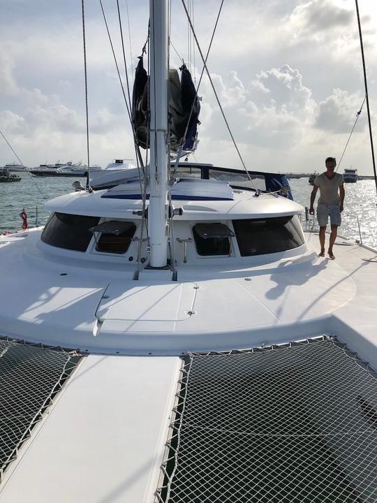 Aventura a bordo do luxuoso catamarã Fountaine Pajot de 48 pés