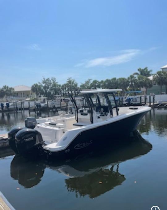 Naviguez avec style avec ce magnifique bateau à console centrale   