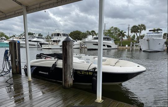 Compartilhe sua aventura de barco em Miami Beach com até 6 amigos ou familiares