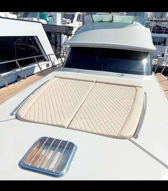 Grand solarium de luxe en azimut de 65 pieds pour 20 personnes dans la marina de Dubaï