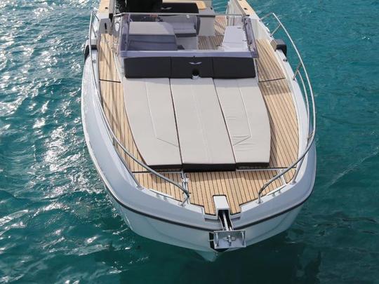 Beneteau Flyer 8.8 com Capitão para explorar pontos turísticos de Dubai 