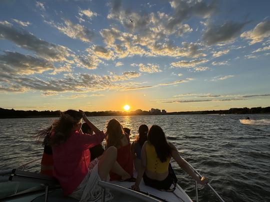 Bienvenue à bord ! Ce bateau de croisière de 27 pieds est parfait pour votre journée sur l'eau !