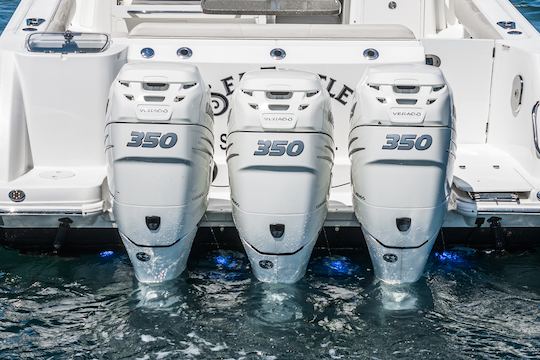 Boston Whaler Conquest de 34' com motor externo triplo de 350 cv