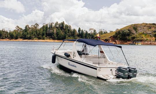 Des yachts de luxe, pour découvrir les sites touristiques du réservoir de Guatape, 