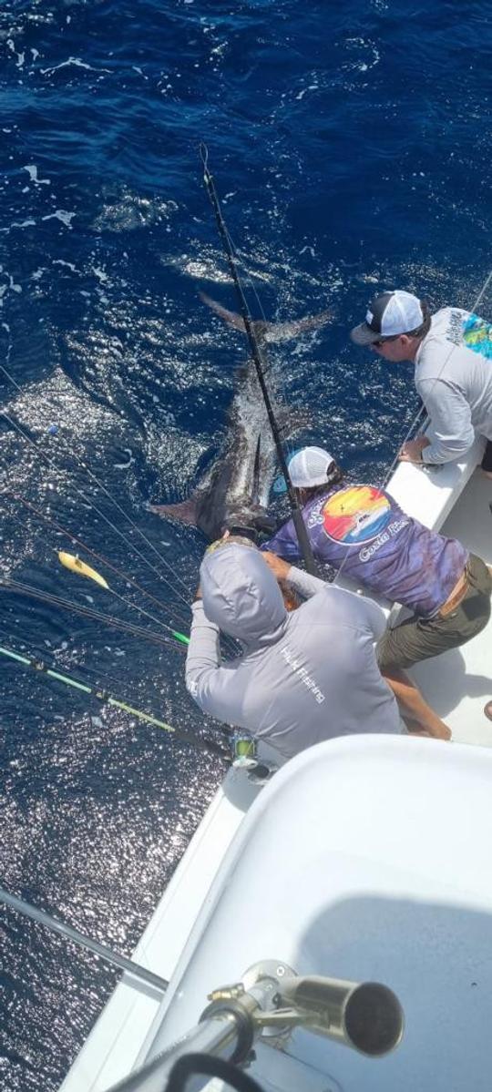 Bote de pesca deportiva Hatteras de 36 pies para alquilar en Jacó, Costa Rica