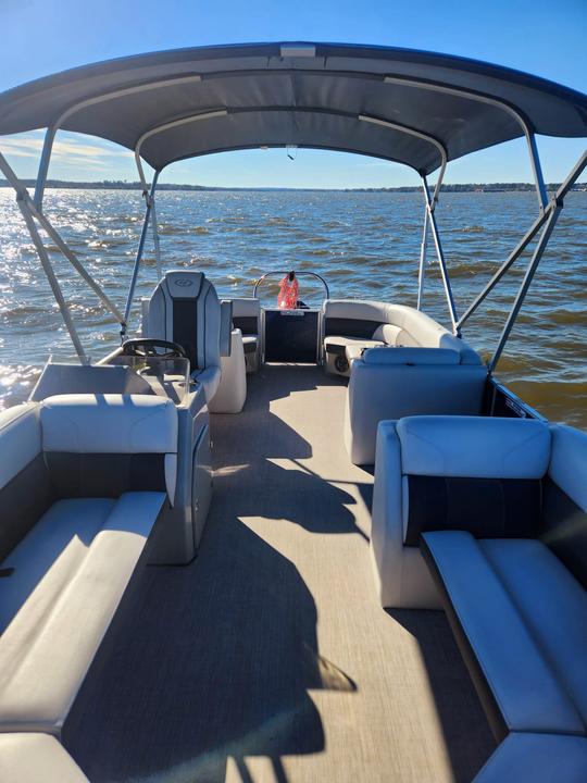 Harris Tritoon for 13 people on Lake Conroe in Montgomery Texas