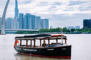 Hermoso barco abierto de madera en alquiler en Saigón