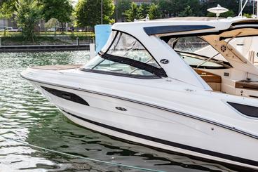 35' Sea Ray SLX Motor Yacht Charter in Chicago