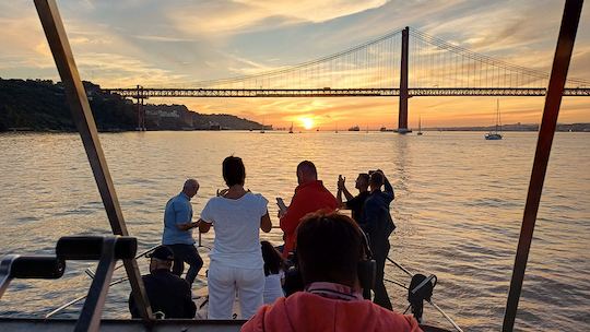 Catamaran Tour with lunch and dips near a beach in Lisbon