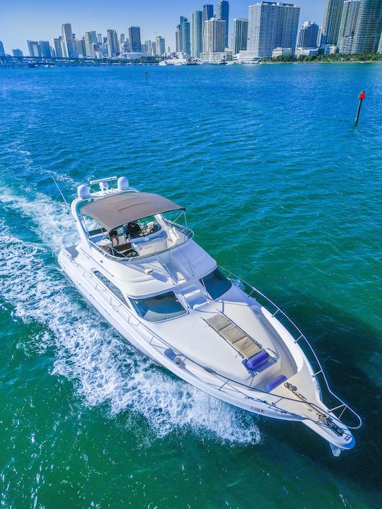 ¡Disfruta de Miami en un SEA RAY FLY de 51 pies! 🌊🌊 CON 30 MINUTOS DE VIAJE GRATIS TODOS LOS DÍAS 🚤