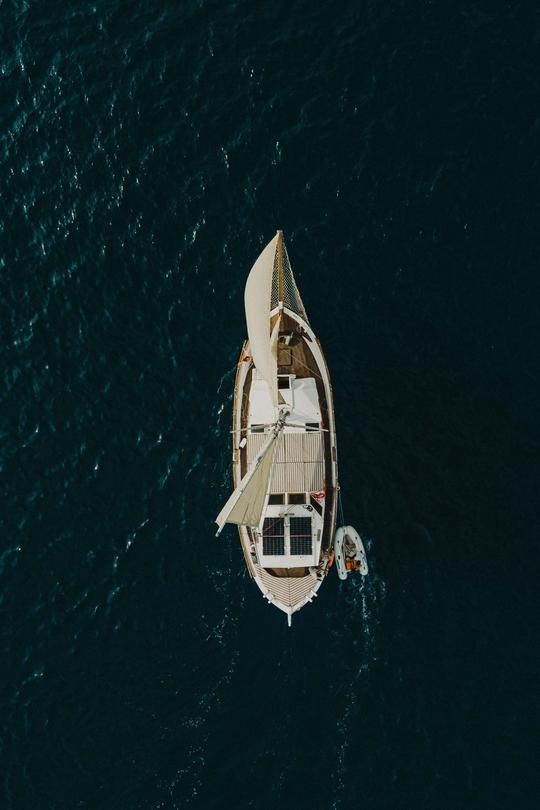 Barco tradicional de madera Kymatia de 50 pies ubicado en Santorini