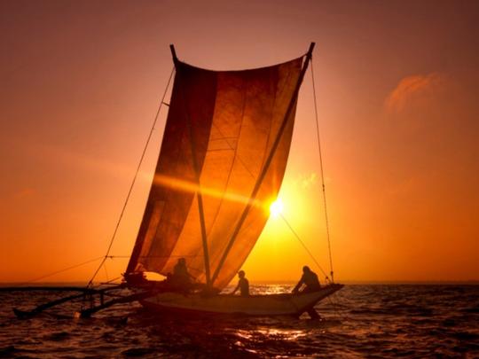 Catamarã navegando ao pôr do sol no Monte Lavinia, Sri Lanka