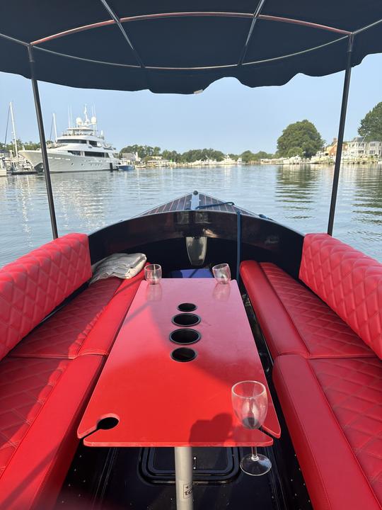 Barco elétrico 100% elétrico preto e vermelho Fantail em Norfolk, Virgínia