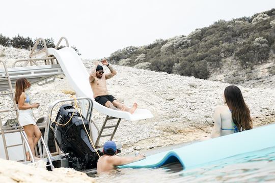 Tritoon à deux étages avec toboggan aquatique sur le lac Travis