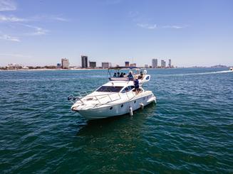 Luxury Yacht Azimut 43ft With Professional Captain