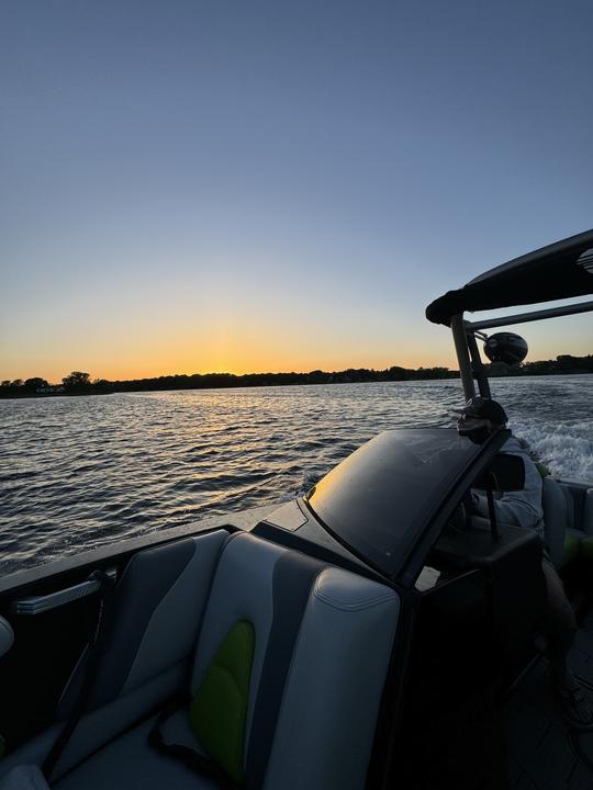 Prior Lake - Party, Surf or Chill - Captain w/21ft Malibu