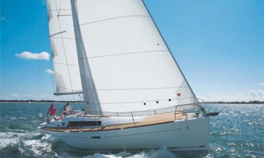 Charter Oceanis 37 Sailing Yacht in Italy